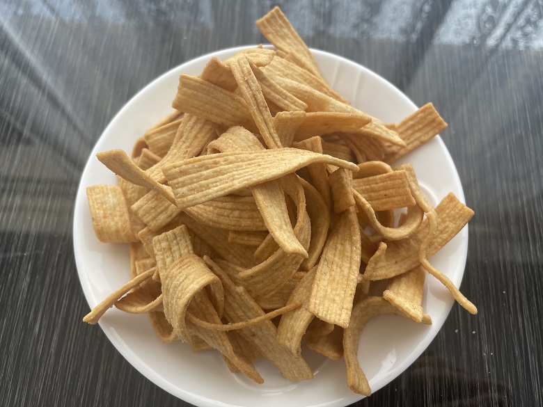 「素材市場さばのスナック（深い旨みとコクの、さばの味噌煮味）」サイズ感